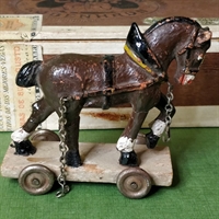 brun hest med sort seletøj keramikhest på træ sokkel på hjul gammelt legetøj 